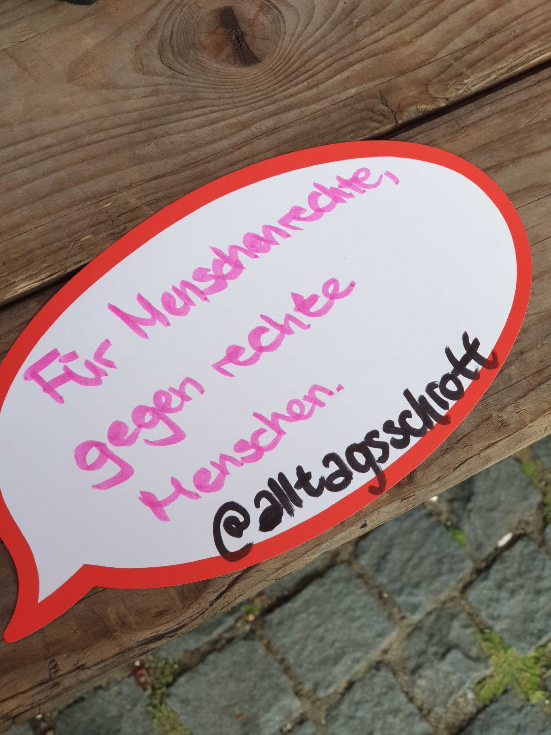 Auf einer ausgeschnittenen Sprechblase steht der Schriftzug Für Menschenrechte, gegen rechte Menschen. @alltagsschrott. © Servicestelle Jugendbeteiligung e.V., 2019