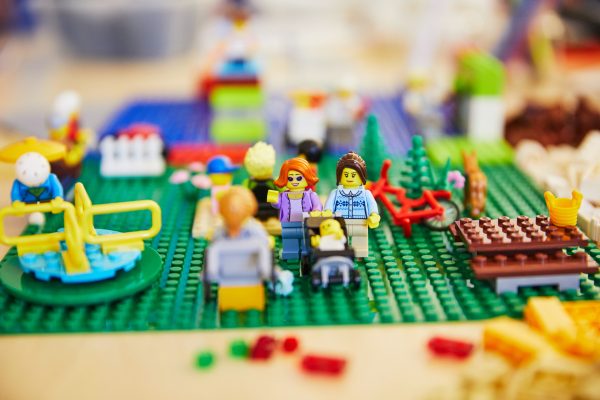 Auf dem Bild sieht man verschiedene bunte Legofiguren. Das Setting ist ein Spielplatz.© Servicestelle Jugendbeteiligung e.V., 2020