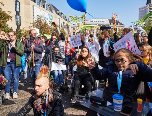 Der 5. Mai ist euro­päi­scher Protest­tag zur Gleich­stel­lung von Menschen mit Behin­de­rung. Wir rufen auf zum Protest!