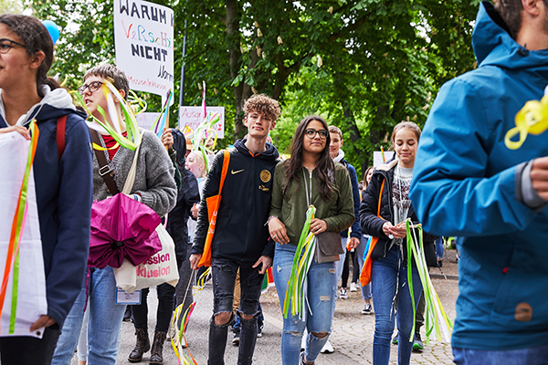 Das Bild zeigt eine Gruppe junger Menschen, die gemeinsam für Inklusion demonstrieren. © Aktion Mensch e. V. / Servicestelle Jugendbeteiligung e. V./Anna Spindelndreier, 2019"