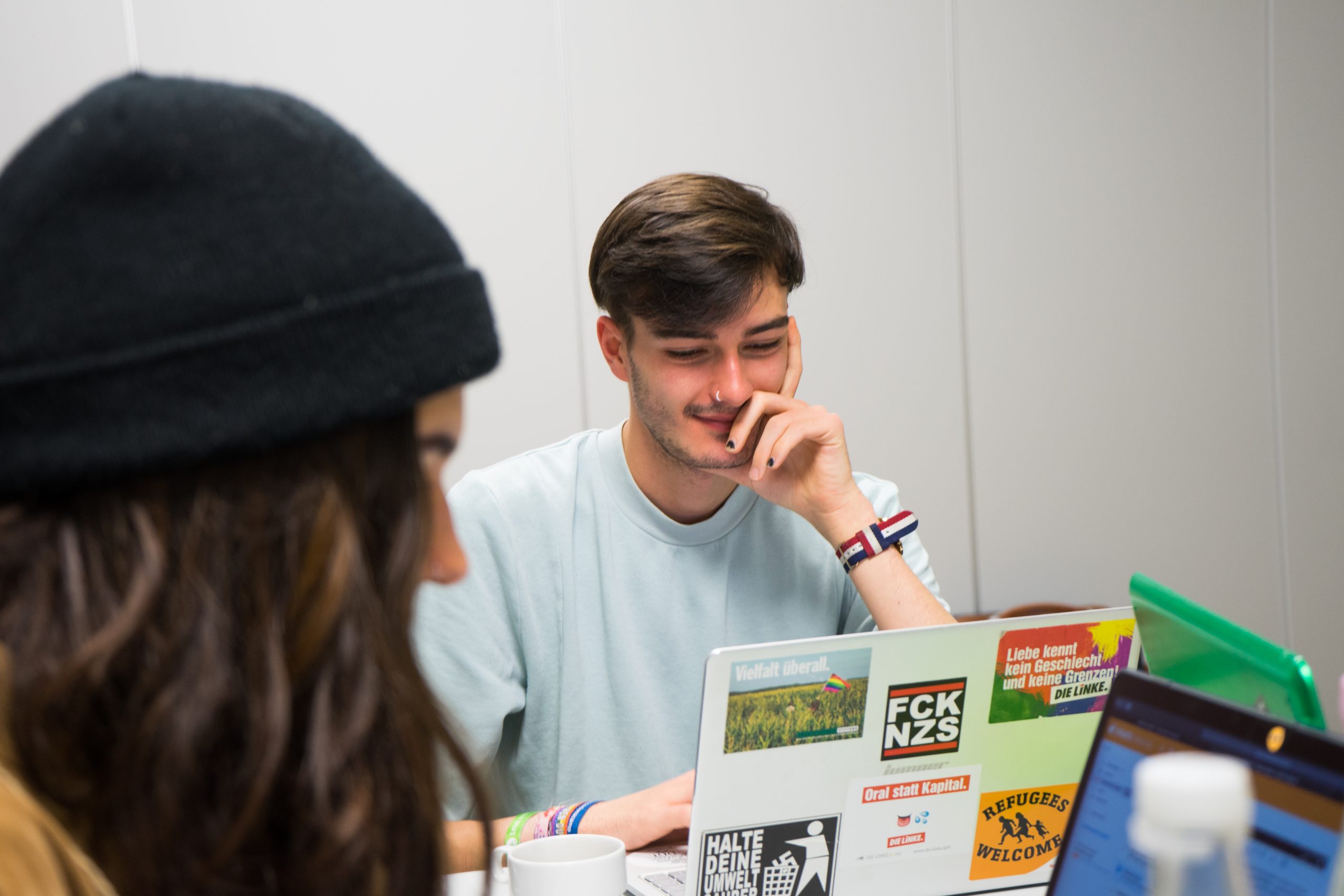 Auf dem Bild sind ein Junge und ein Mädchen zu sehen. Beide sitzen an einem Tisch und schauen auf jeweils einen Laptop. © Servicestelle Jugendbeteiligung e.V., 2019