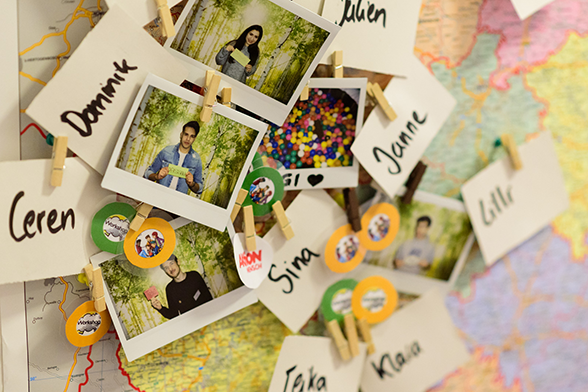 Polaroid-Fotos von Mitgliedern des Mission Inklusion-Teams, die mit ihren Namen versehen sind und an eine Deutschlandkarte gehangen wurden. © Servicestelle Jugendbeteiligung e. V./ Marius Klemm, 2018
