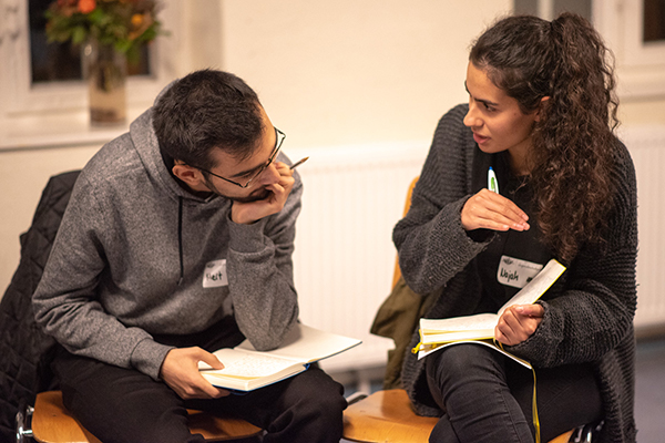 Auf dem Bild sieht man zwei Personen, die nebeneinander sitzen und miteinander diskutieren. © Servicestelle Jugendbeteiligung e. V., 2018