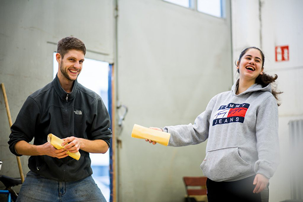 Auf dem Bild sieht man zwei Personen die nebeneinander stehen und sehr herzhaft lachen. © Servicestelle Jugendbeteiligung e.V., 2020