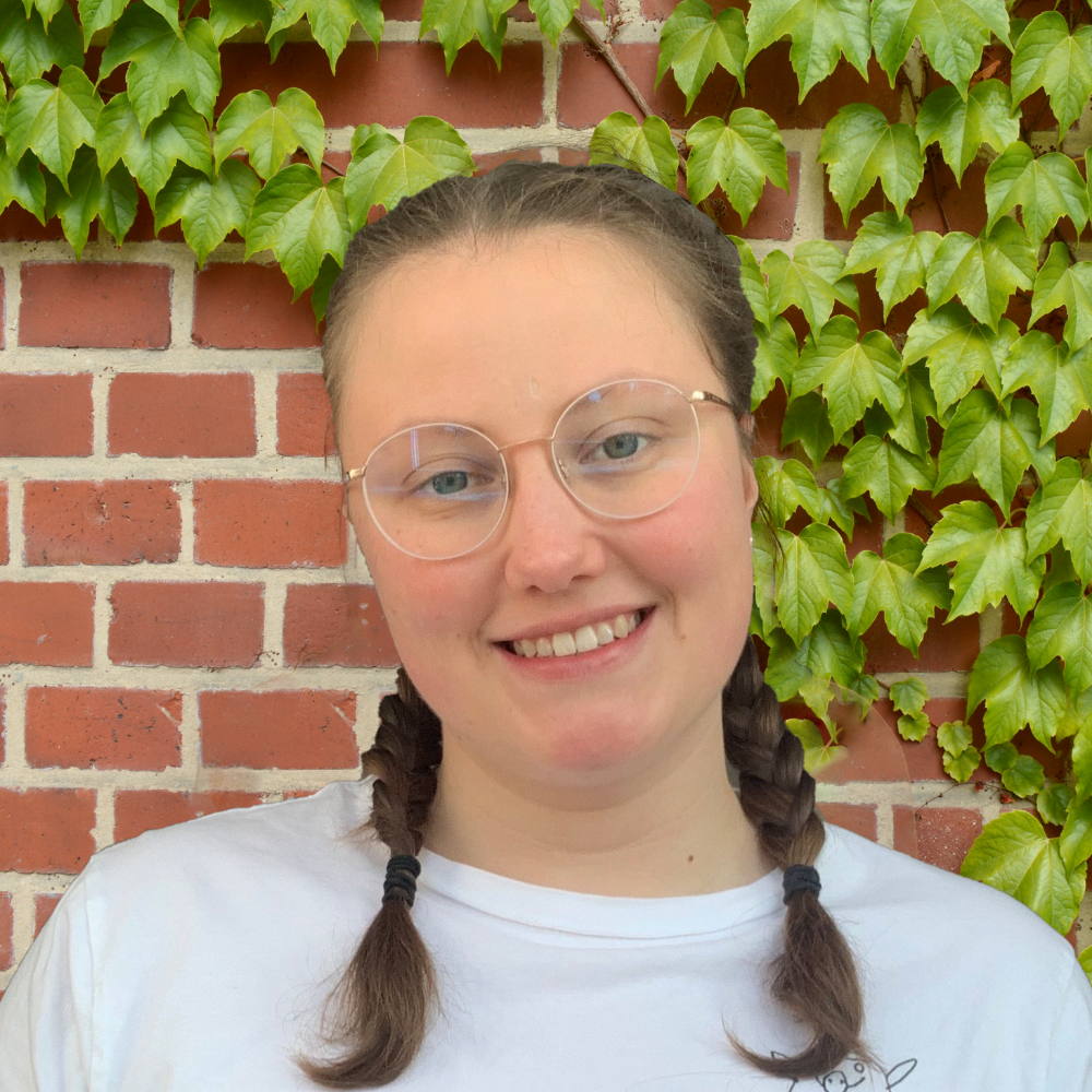 Das Bild zeigt die Geschäftsführung Lena. Sie steht vor einer mit Efeu bewachsenen Backsteinwand und lacht in die Kamera. © Servicestelle Jugendbeteiligung e.V., 2020 Das Bild zeigt die Geschäftsführung Lena. Sie steht vor einer mit Efeu bewachsenen Backsteinwand und lacht in die Kamera. © Servicestelle Jugendbeteiligung e.V., 2020