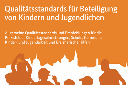 Titelbild von: "Qualitätsstandards für Beteiligung von Kindern und Jugendlichen; Allgemeine Qualitätsstandards und Empfehlungen für die Praxisfelder Kindertageseinrichtungen, Schule,Kommune, Kinder- und Jugendarbeit und Erzieherische Hilfen". Unten sind Personen abgebildet, die vor einer Stadt stehen.