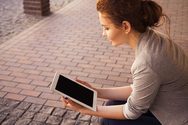 Auf dem Bild sieht man eine Person, die ein Tablet in der Hand hält. ©Free-Photos auf Pixabay 2021