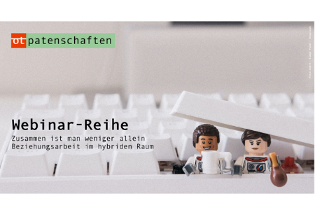 Titelbild der Webinar- Reihe "Zusammen ist man weniger alleine; Beziehungsarbeit im hybriden Raum" der ot Patenschaften. Das Hintergrundbild zeigt eine Computertastatur. Zwei Legofiguren sitzen unter der Leertaste, die nach oben geklappt ist.