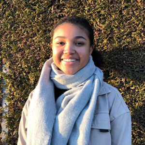 Das Bild zeigt Anna aus dem Vorstand der Servicestelle Jugendbeteiligung. Sie steht vor einer dichten Hecke und lacht in die Kamera. © Servicestelle Jugendbeteiligung e.V., 2021 Das Bild zeigt Anna aus dem Vorstand der Servicestelle Jugendbeteiligung. Sie steht vor einer dichten Hecke und lacht in die Kamera. © Servicestelle Jugendbeteiligung e.V., 2021