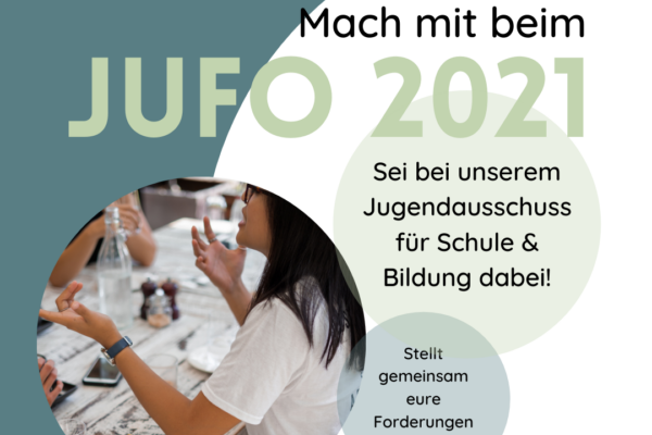 Eine junge Frau sitzt an einem Tisch und diskutiert. Der Text zum Bild lautet: Mach mit beim JuFo 2021. Sei bei unserem Jugendausschuss für Schule und Bildung dabei. Stellt gemeinsam eure Forderungen an die Politik.