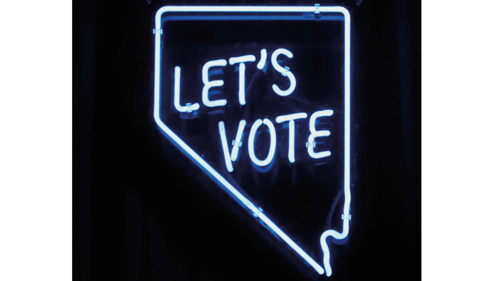 Im Stil einer Neonleucht-Reklame steht auf schwarzem Hintergrund, eingerahmt in eine Sprechblase, der Aufruf: let's vote
