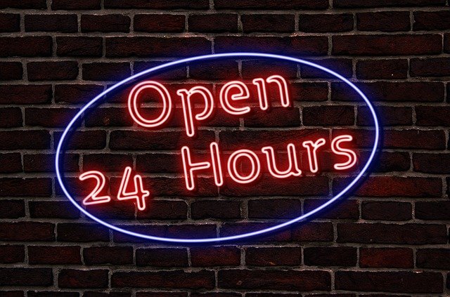 Das Bild zeigt eine Backsteinwand mit einem Neonschild, auf dem steht: "Open 24 Hours".© Servicestelle Jugendbeteiligung e. V., 2021