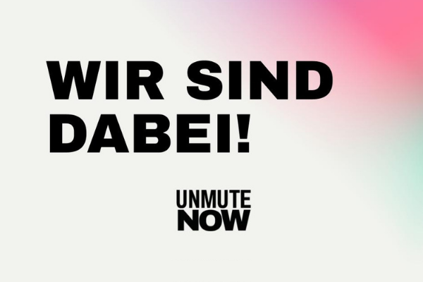 Die Grafik zeigt einen verwaschenen Hintergrund in weiß, lila, pink und türkis. In der Mitte steht: "Wir sind dabei!" und am unteren Rand sieht man das Logo von UNMUTE NOW.