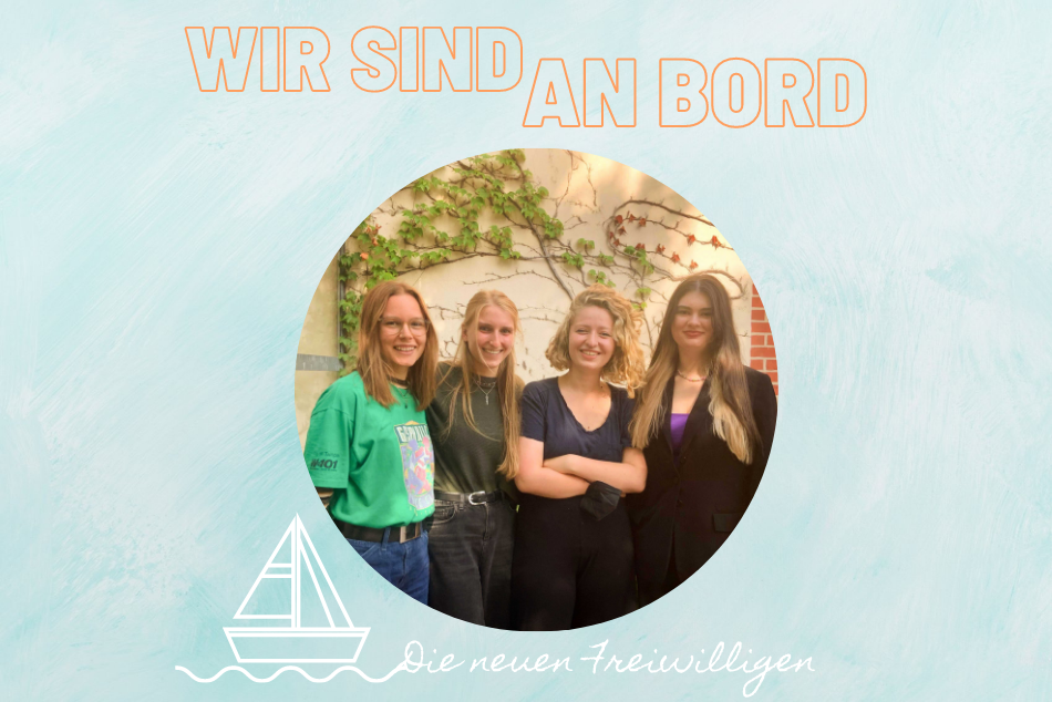 Auf dem Foto sind vier junge Mädchen, die in die Kamera lachen. Das Bild trägt den Titel " Wir sind an Bord". In der unteren Ecke ist ein kleines gezeichnetes Schiff.© Servicestelle Jugendbeteiligung e.V.,2021