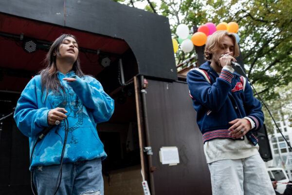 Das Bild zeigt zwei junge Musiker*innen des Kollektivs Ears Records beim Singen auf einer Bühne. © Rainer Kurzeder, 2021