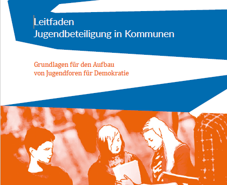 Titelbild der PDF mit dem Schriftzug "Leitfaden Jugendbeteiligung in Kommunen". In orange-weiß sind die Oberkörper drei junger Menschen zu sehen.