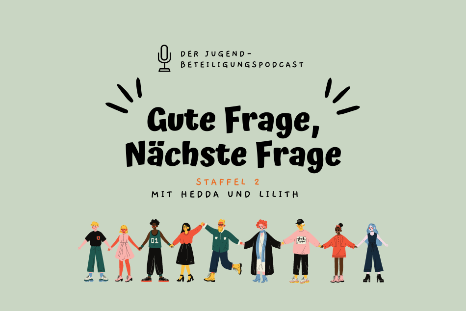 Auf dem Bild ist das Cover des Podcasts "Gute Frage, Nächste Frage". Es hat einen grünen Hintergrund. Im unteren Bilddrittel des Covers sind neun illustrierte junge Menschen, die sich an den Händen halten. Auf dem Cover steht außerdem: "Der Jugendbeteiligungspodcast. Staffel zwei mit Hedda und Lilith. © Servicestelle Jugendbeteiligung, 2021