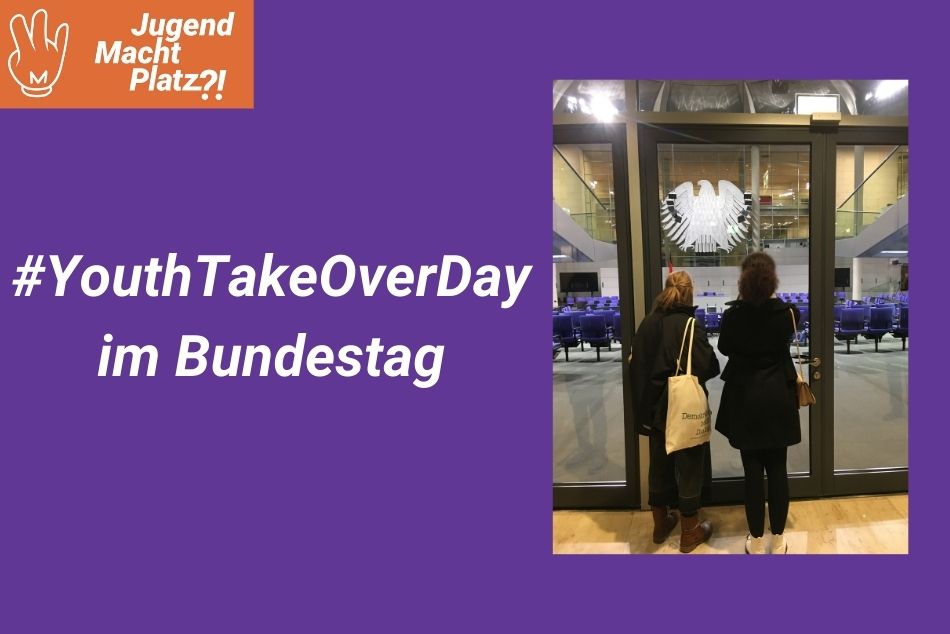 Das Beitragsbild hat einen lila Hintergrund. In der oberen linken Ecke ist das Logo von Jugend-Macht-Platz. auf der linken Seite steht "#YouthTakeOverDay im Bundestag". Auf der rechten Seite ist ein Bild von zwei Personen von hinten wie sie vor der Glastür zum Plenarsaal des deutschen Bundestags stehen.