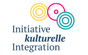 Das Bild zeigt das Logo der Initiative kulturelle Integration. Es besteht aus dem Schriftzug "Initiative kulturelle Integration" und drei unterschiedlichen Kreisen in gelb, pink und blau.