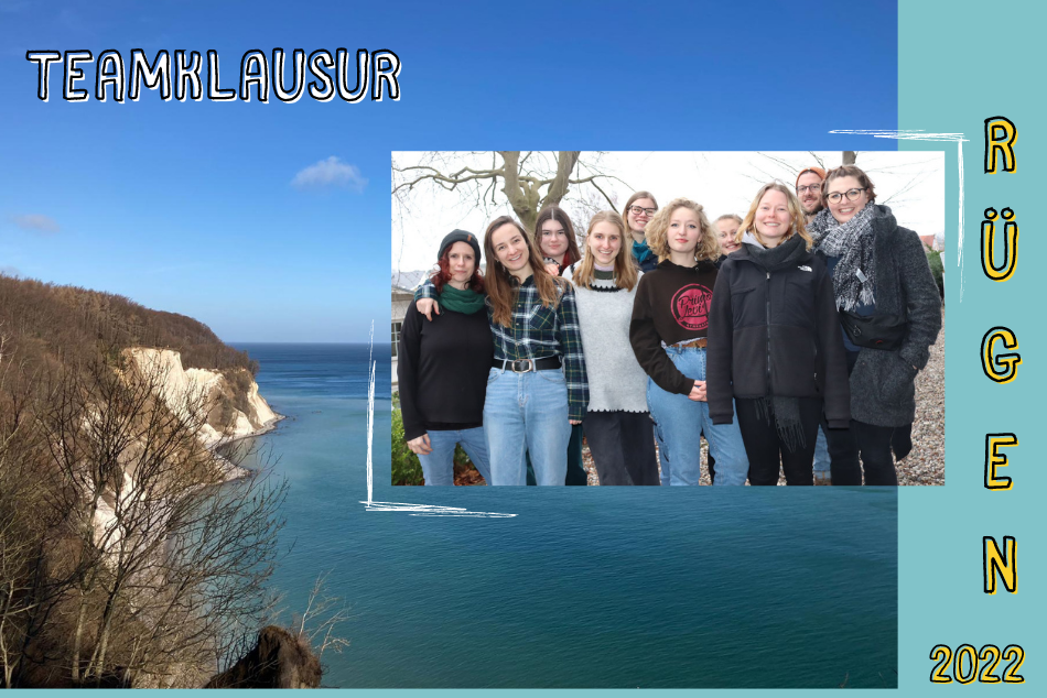 Das Beitragsbild ist eine Fotocollage aus zwei Fotos, die auf der Teamklausur entstanden sind in der oberen linken Ecke steht in schwarze Großbuchstaben „Teamklausur“. Darunter ist ein Foto von der Steilküste Rügens mit blauem Meer und blauem Himmel. Das zweite Foto ist auf der linken Seite und zeigt ein Gruppenbild von allen Menschen der Servicestelle Jugendbeteiligung, die bei der Teamklausur dabei waren. Links neben dem Foto steht in gelber Schrift „Rügen 2022“. © Servicestelle Jugendbeteiligung 2022