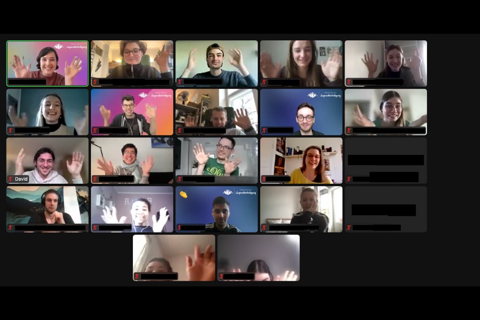 Das Beitragsbild ist ein Bildschirmfoto von der digitalen Mitgliederversammlung. Es zeigt in den einzelnen Kacheln alle Teilnehmenden, die in die in ihre Laptopkamera lächeln und winken.