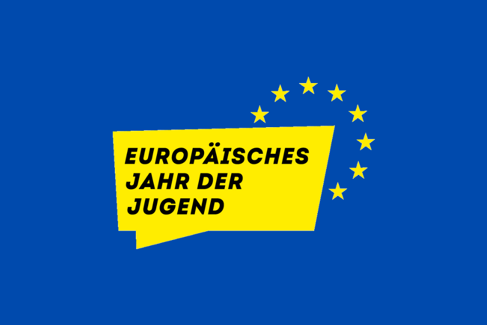 Das Beitragsbild hat einen dunkelblauen Hintergrund. In der Mitte ist eine gelbfärben Sprechblase, in welcher in schwarzen Buchstaben " Europäisches Jahr der Jugend" steht. Hinter der gelben Sprechblase sind die gelben Sterne im Kreis, die normalerweise auf der Flagge der EU zu sehen sind.