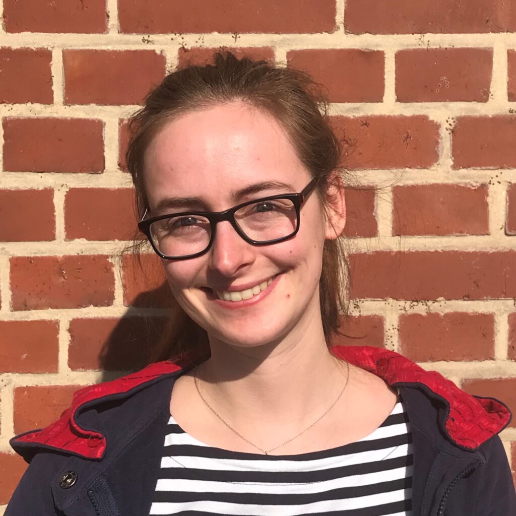 Das Bild zeigt Carolin von der Servicestelle Jugendbeteiligung. Sie steht vor einer Backsteinwand und lacht in die Kamera. © Servicestelle Jugendbeteiligung e.V., 2022 Das Bild zeigt Carolin von der Servicestelle Jugendbeteiligung. Sie steht vor einer Backsteinwand und lacht in die Kamera. © Servicestelle Jugendbeteiligung e.V., 2022