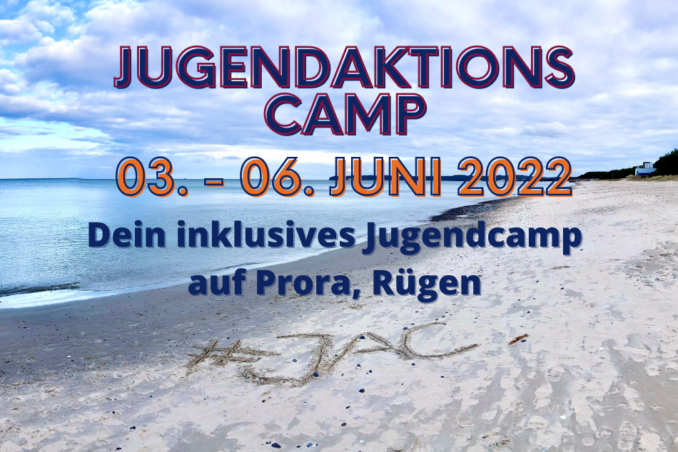 Das Beitragsbild ist ein Foto vom Strand Rügens, aufvdem in den Sand geschrieben "#JAC" steht. Auf dem Foto steht in Illustrierter Schrift: "Jugendaktions Camp 03.-06. Juni 2022 Dein inklusives Jugendcamp auf Prosa, Rügen".