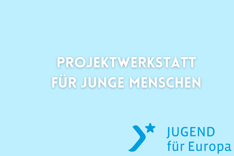 Das Beitragsbild hat einen blauen Hintergund. In der Mitte stehtin weißen Großbuchstaben: "Projektwerkstatt für junge Menschen". Unten rechts in der Ecke ist das Logo von "JUGEND für Europa".