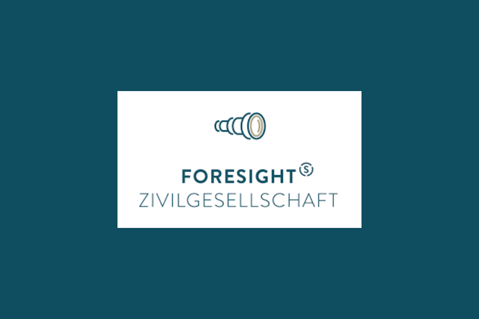 Das Beitragsbild hat einen blauen Hintergrund. In der Mitte ist das Logo des Vranstalters auf dem steht "FORESIGHT ZIVILGESELLSCHAFT". Über dieser Schrift ist ein illustriertes Fernglas.