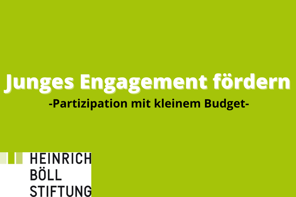 Das Beitragsbild hat einen grünen Hintergrund. Das grün stimmt mit dem Grüntzon des Heinrich Böll Stiftunglogos unten in der linken Ecke überein. In der Mitte des Bildes steht in weißen Großbuchstaben: "Junges Engagement fördern" Darunter steht in schwarzer Schrift: "Partizipation mit kleinem Budget".
