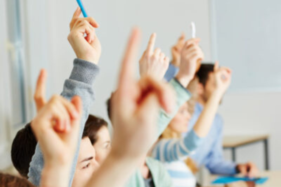 Schüler*innen heben Hände im Unterricht. Servicestelle Jugendbeteiligung ©