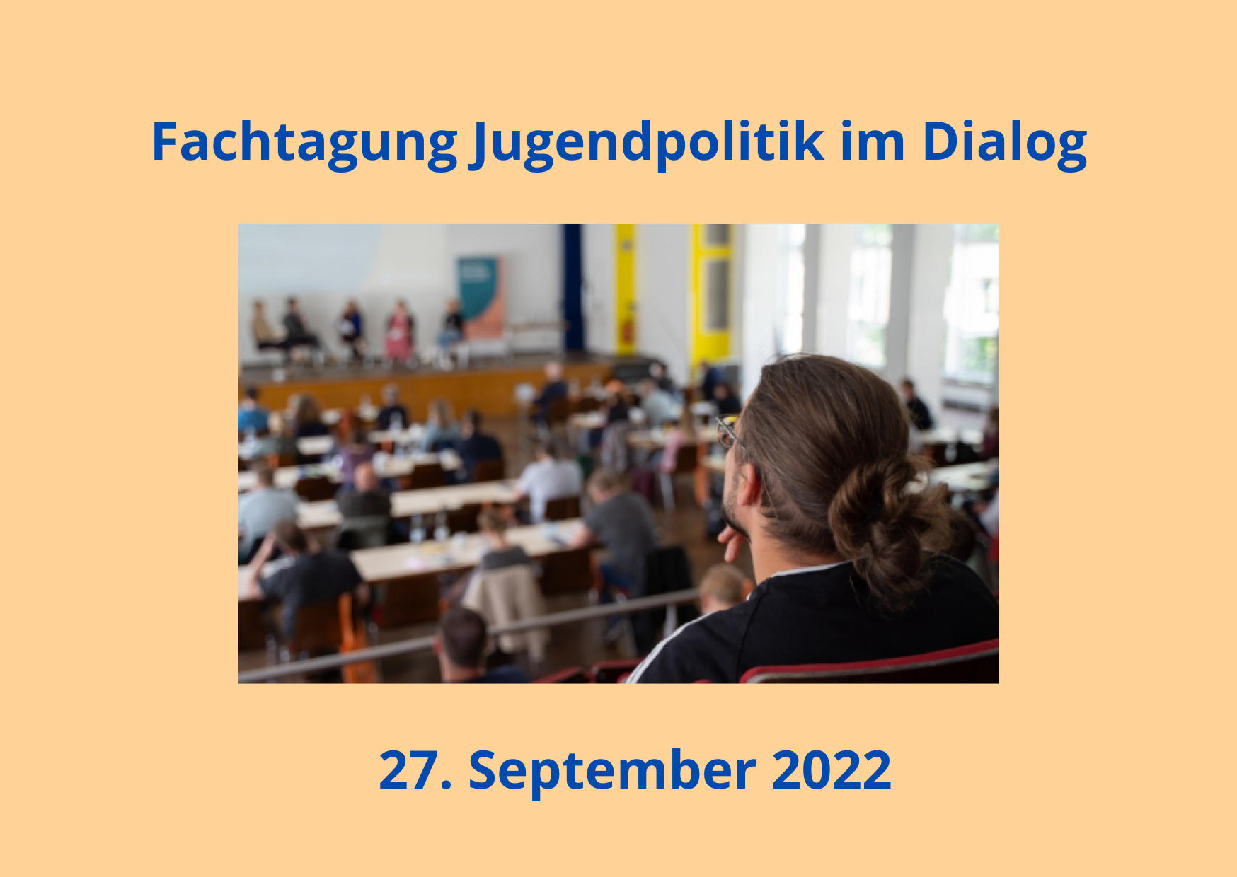 Die Grafik zeigt ein Bild von Personen, welche sich in einem Hörsaal befinden. Außerdem ist dort folgender Text: Fachtagung Jugendpolitik im Dialog. Das Veranstaltungsdatum ist der 27. September 2022. Servicestelle Jugendbeteiligung 2022 ©