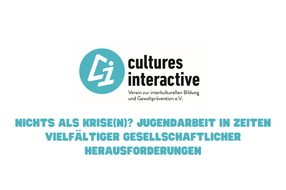 Das Logo von cultures interactive ist abgebildet. Außerdem steht dort folgender Text: NICHTS ALS KRISE(N)? JUGENDARBEIT IN ZEITEN VIELFÄLTIGER GESELLSCHAFTLICHER HERAUSFORDERUNGEN. Servicestelle Jugendbeteiligung 2022 ©