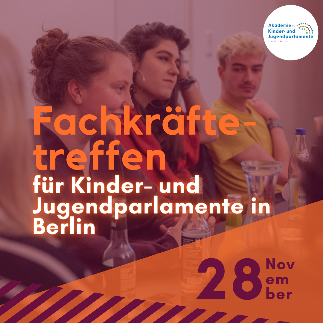 Das Bild zeigt mehrer junge Menschen, die an einem Tisch sitzen und sich unterhalten. Auf dem Bild steht: Fachkräftetreffen für Kinder und Jugendparlamente Berlin, 28. November