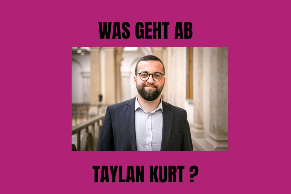 Das Bild zeigt einen jungen Mann im Anzug. Er lacht in die Kamera. Der Hintergrund ist lila mit folgender Frage: Was geht ab Taylan Kurt?. Servicestelle Jugendbeteiligung 2022 ©