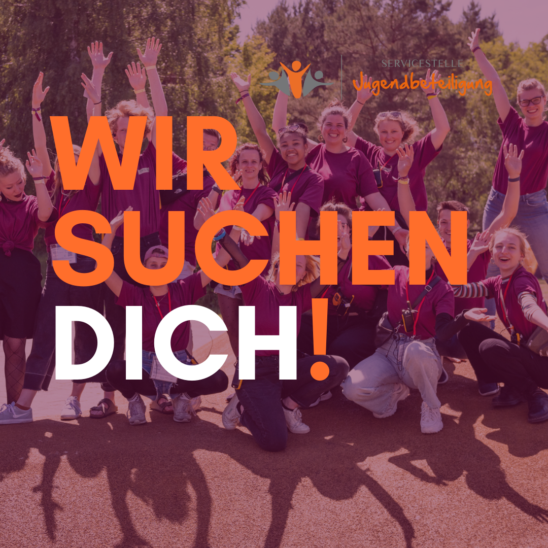 Auf dem Bild steht: Wir suchen dich. Im Hintergrund sind viele junge Menschen zu sehen und das Logo der Servicestelle Jugendbeteiligung