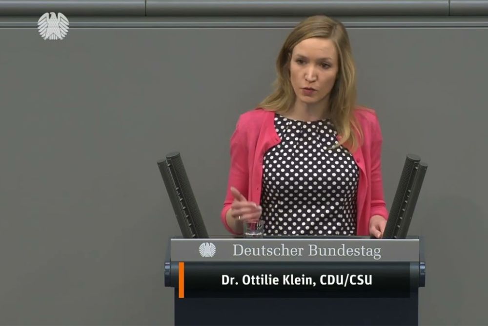 Das Bild zeigt eine blonde Frau, die an einem Pult steht und eine Rede hält. Servicestelle Jugendbeteiligung 2023 ©