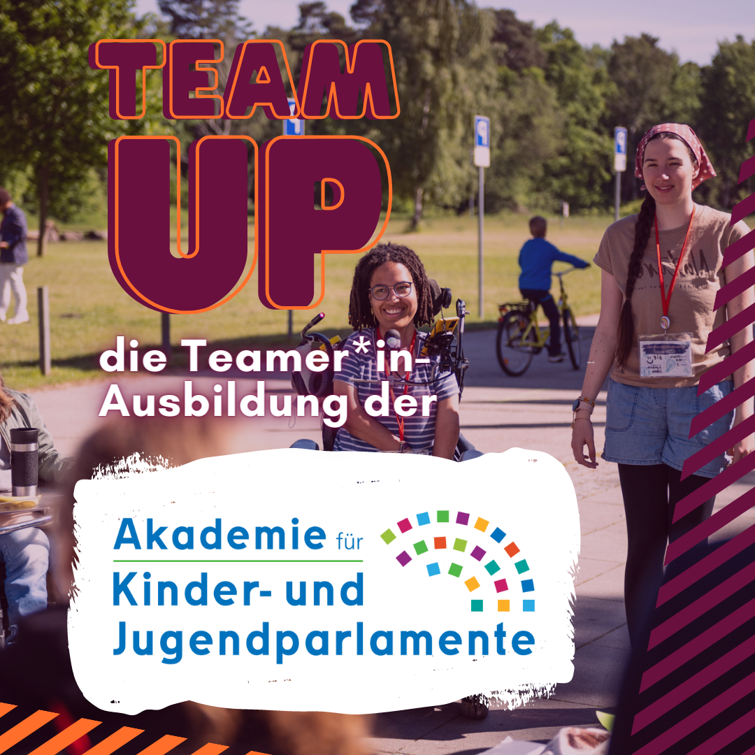 Das Bild zeigt zwei junge Personen, die in die Kamera lächeln. Auf dem Bild steht: Team Up, die Teamer*in Ausbildung der Akademie für Kinder und Jugendparlamente.