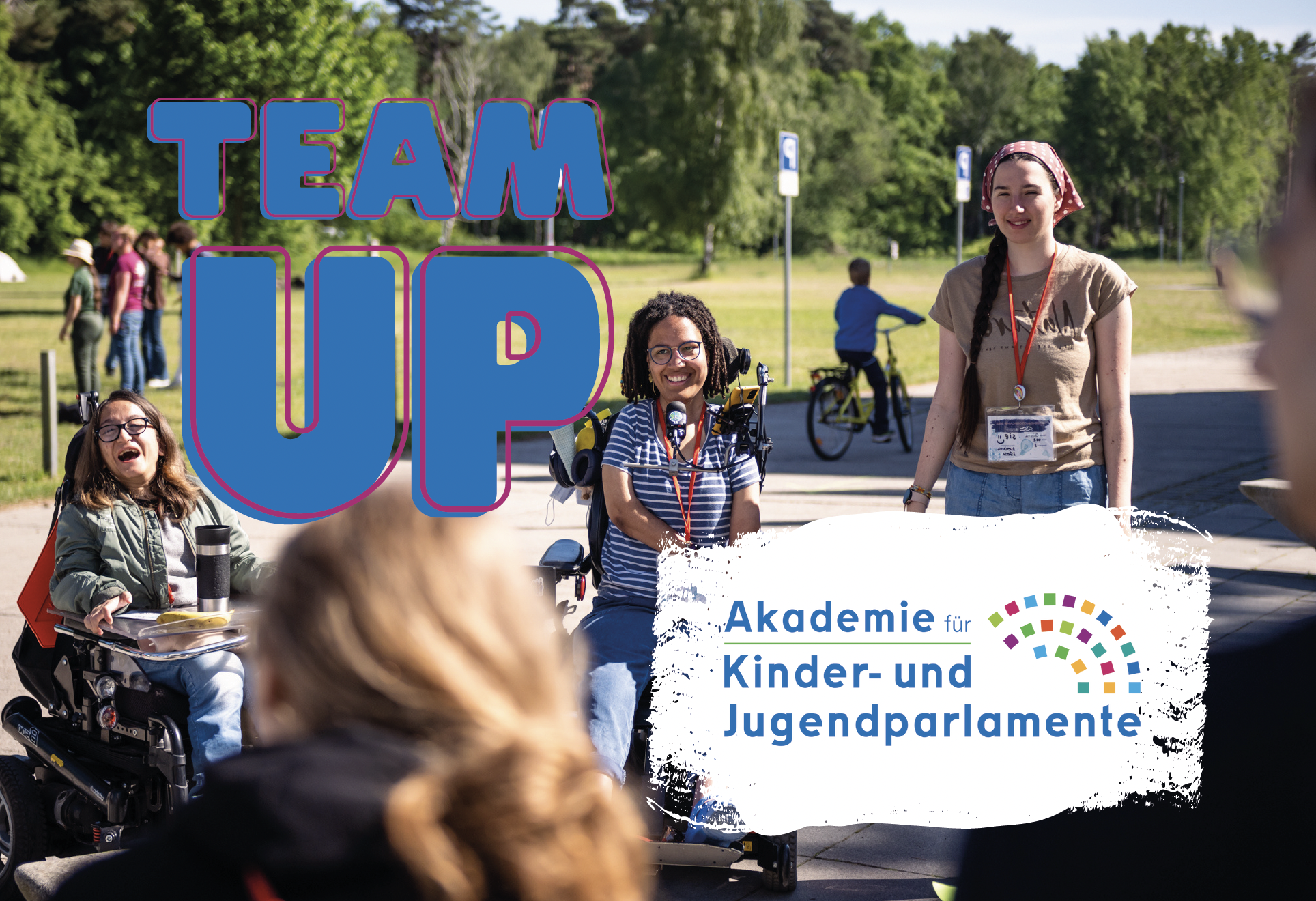 Das Bild zeigt drei junge Menschen, die in die Kamera lachen. Auf dem Bild steht: Team Up und Akademie für Kinder- und Jugendparlamente