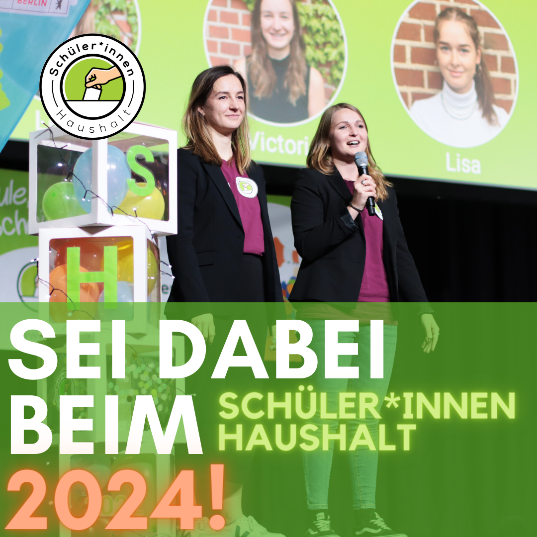 Bild 1: "Sei dabei beim Schüler*innenHaushalt 2024!" steht in bunter Schrift geschrieben. Im Hintergrund ist ein Bild von Mareike und Victoria bei der SH-Abschlussveranstaltung Berlin 2022.