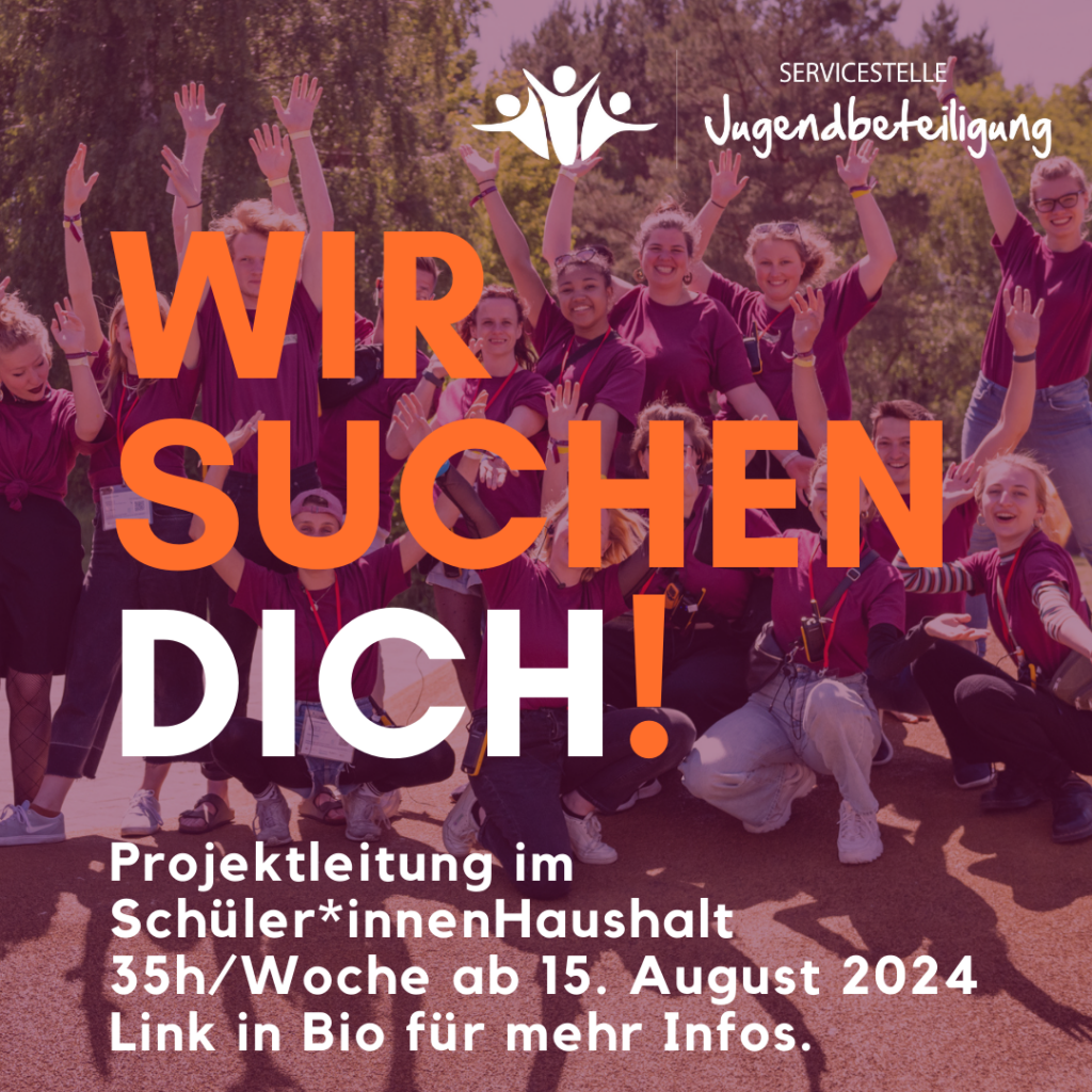 Im Hintergrund des Bildes ist das Team der Servicestelle zu erkennen - eine große Gruppe junger Menschen mit dunkel roten T-Shirts. Auf dem Bild steht: Wir suchen dich. Projektleitung im Schüler*innenHaushalt 35h/Woche ab 15. August 2024 Link in Bio für mehr Infos.