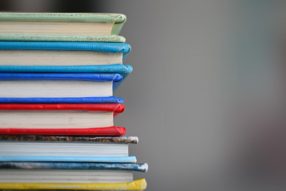Das Foto zeigt einen Stapel von Büchern