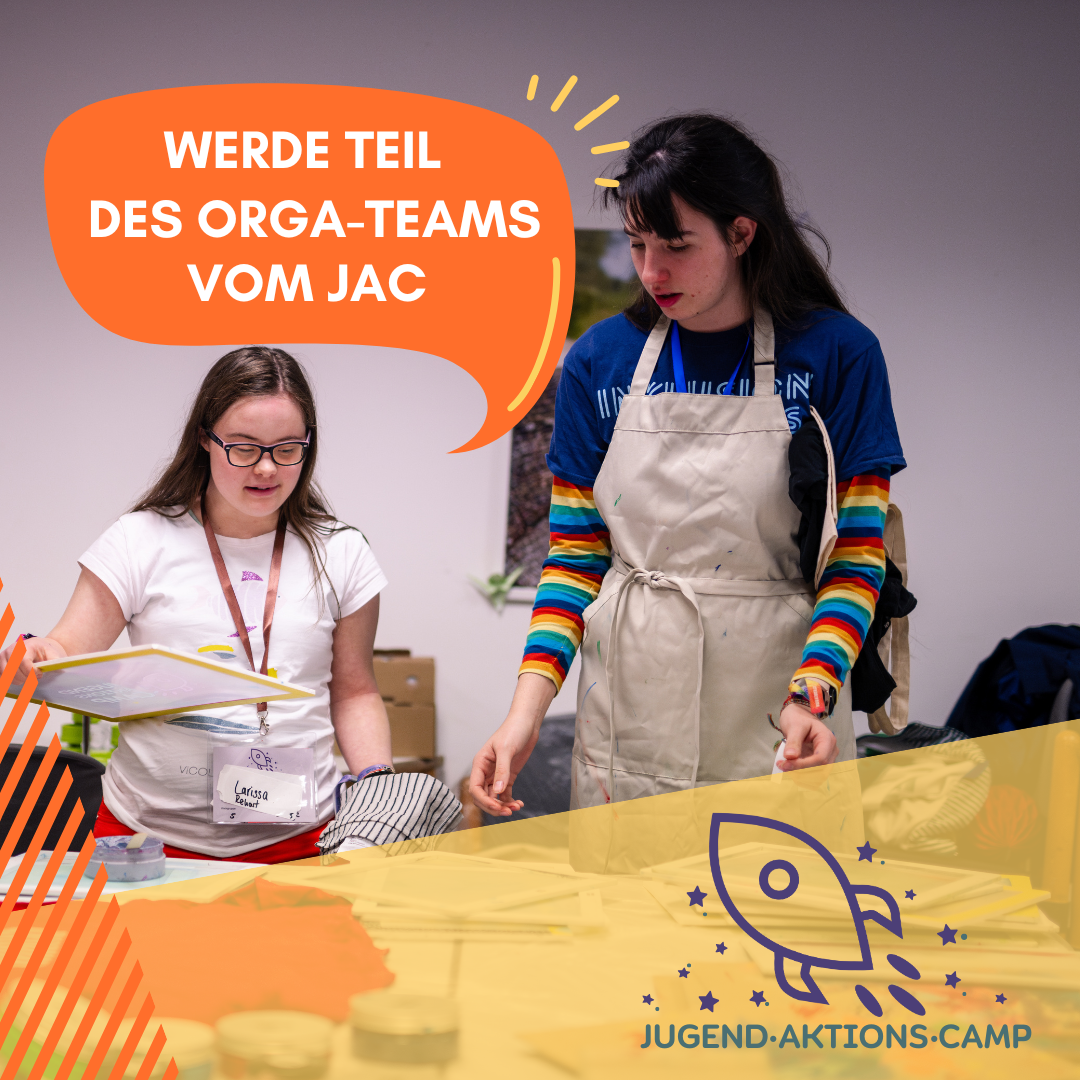 Auf dem Bild sind zwei junge Frauen abgebildet. Sie basteln zusammen. Auf dem Bild steht: Werde Teil des Orga-Teams vom JAC
