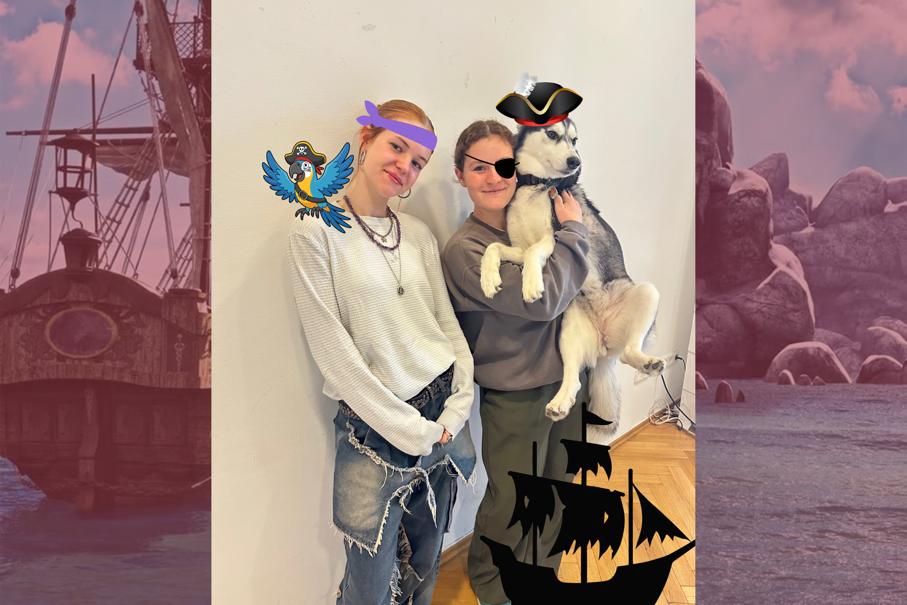 Auf dem Bild sieht man zwei junge Frauen und einen Hund, die gemeinsam in einer Art witzigem Piraten-Szenario dargestellt sind. Die Frau links lehnt entspannt an der Wand, trägt ein helles Oberteil und eine weite, ausgefranste Jeans. Auf ihrem Kopf ist ein lila Piraten-Stirnband eingefügt, und auf ihrer Schulter sitzt eine bunte Comic-Papageienfigur mit Piratenhut – so wie man es von klassischen Piratengeschichten kennt. Die Frau rechts hält einen großen Huskyhund im Arm. Ihr Gesicht ist mit einer digitalen Augenklappe versehen, und der Hund trägt einen schwarzen Piratenhut. Beide wirken dadurch wie eine Piratenkapitänin und ihr tierischer Gefährte. Im Hintergrund ist digital eine Kulisse eingefügt: links sieht man den Mast und das Heck eines Piratenschiffs, rechts Felsen am Meer. Unten im Bild wurde zusätzlich die schwarze Silhouette eines Segelschiffes eingefügt.