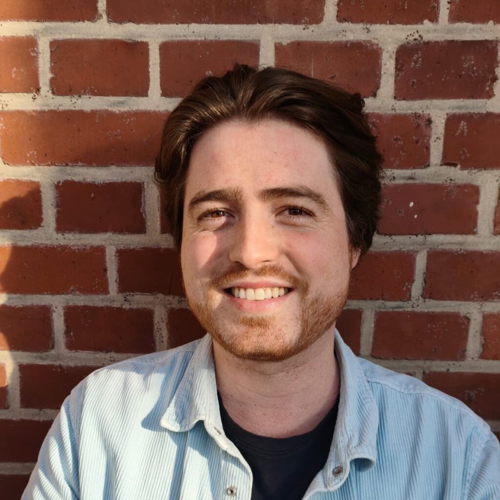 Das Bild zeigt die Geschäftsführung Lena. Sie steht vor einer mit Efeu bewachsenen Backsteinwand und lacht in die Kamera. © Servicestelle Jugendbeteiligung e.V., 2020 Das Bild zeigt Jakob von der Servicestelle Jugendbeteiligung. Sie steht vor einer Backsteinwand und lächelt in die Kamera. © Servicestelle Jugendbeteiligung e.V., 2025