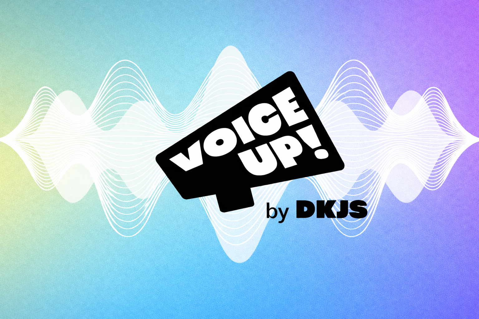 Zentriertes „VoiceUp! by DKJS“-Megafon-Logo in Schwarz mit weißer Schrift, groß dargestellt in der Bildmitte. Dahinter verlaufen symmetrische, weiße Schallwellen horizontal über das gesamte Bild. Der Hintergrund besteht aus einem weichen Farbverlauf von Grün über Türkis zu Blau und Violett.