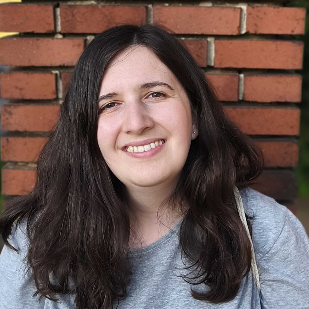 Das Bild zeigt die Geschäftsführung Lena. Sie steht vor einer mit Efeu bewachsenen Backsteinwand und lacht in die Kamera. © Servicestelle Jugendbeteiligung e.V., 2020 Das Bild zeigt Cansu von der Servicestelle Jugendbeteiligung. Sie steht vor einer Backsteinwand und lächelt in die Kamera. © Servicestelle Jugendbeteiligung e.V., 2025