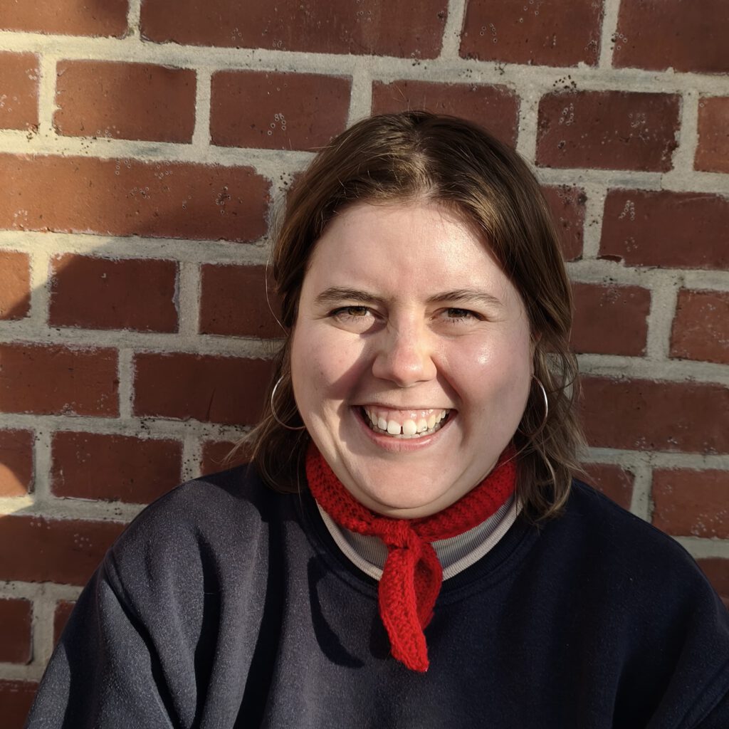 Das Bild zeigt die Geschäftsführung Lena. Sie steht vor einer mit Efeu bewachsenen Backsteinwand und lacht in die Kamera. © Servicestelle Jugendbeteiligung e.V., 2020 Das Bild zeigt Jana von der Servicestelle Jugendbeteiligung. Sie steht vor einer Backsteinwand und lächelt in die Kamera. © Servicestelle Jugendbeteiligung e.V., 2025