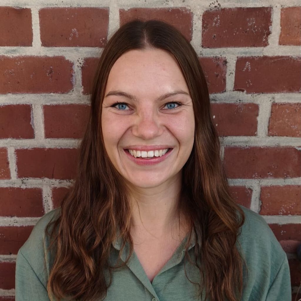 Das Bild zeigt die Geschäftsführung Lena. Sie steht vor einer mit Efeu bewachsenen Backsteinwand und lacht in die Kamera. © Servicestelle Jugendbeteiligung e.V., 2020 Das Bild zeigt Fanny von der Servicestelle Jugendbeteiligung. Sie steht vor einer Backsteinwand und lächelt in die Kamera. © Servicestelle Jugendbeteiligung e.V., 2025